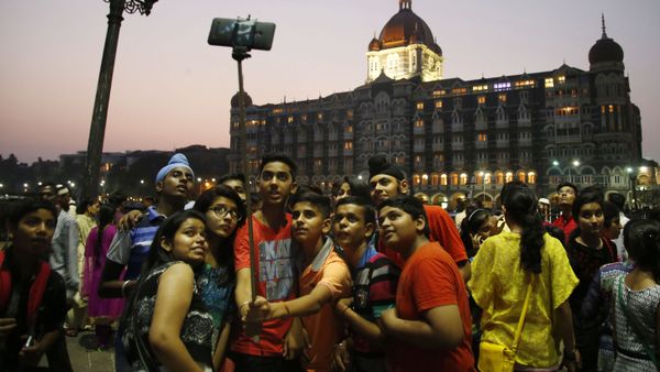 In this photo dated Saturday, 5 December 2015, Indian students take a selfie in front of the Taj Mahal hotel in Mumbai, India. - Sputnik International