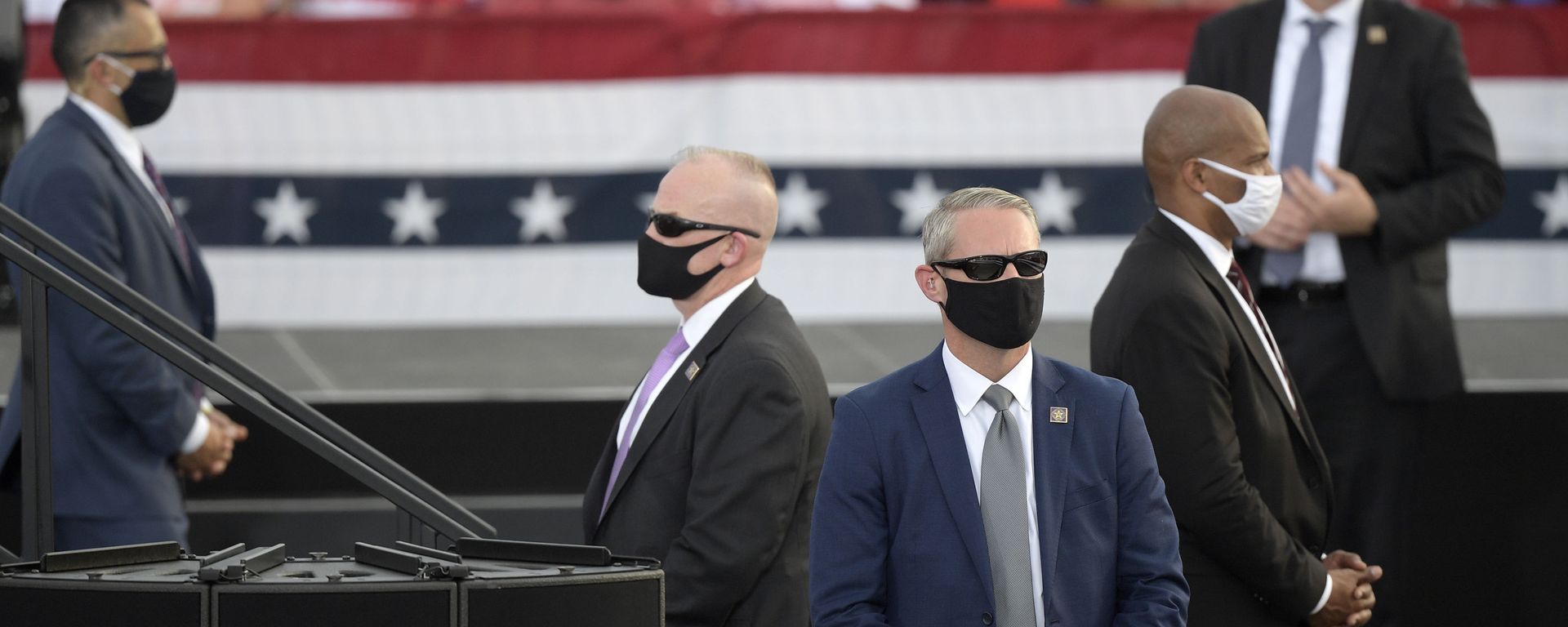Secret Service agents watch the crowd as President Donald Trump addresses supporters during a campaign rally at the Ocala International Airport, Friday, Oct. 16, 2020, in Ocala, Fla. - Sputnik International, 1920, 15.07.2022