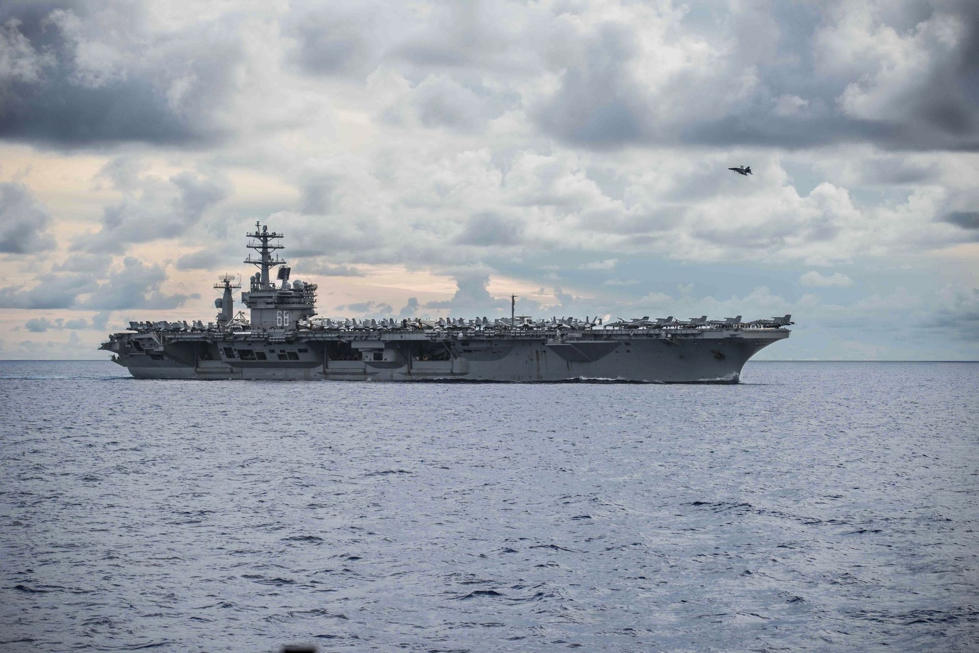 In this photo provided by U.S. Navy, USS Nimitz (CVN 68) steams alongside the Navy's only forward-deployed aircraft carrier USS Ronald Reagan (CVN 76, not in photo) in the South China Sea, Monday, July 6, 2020. In this photo provided by U.S. Navy, USS Nimitz (CVN 68) steams alongside the Navy's only forward-deployed aircraft carrier USS Ronald Reagan (CVN 76, not in photo) in the South China Sea, Monday, July 6, 2020. - Sputnik International, 1920, 02.08.2022
