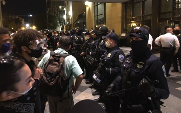 Police standing in front of counter-protesters at MAGA rally in Washington, DC on 14 November 2020 - Sputnik International