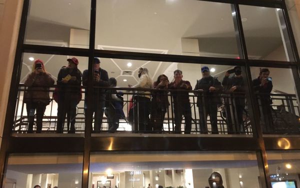 Police standing in front of counter-protesters at MAGA rally in Washington, DC on 14 November 2020 - Sputnik International