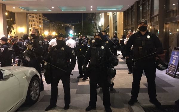 Police standing in front of counter-protesters at MAGA rally in Washington, DC on 14 November 2020 - Sputnik International