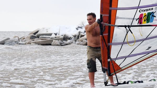 Russian-Style Windsurfing in Freezing Cold Siberia - Sputnik International