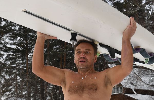 Russian-Style Windsurfing in Freezing Cold Siberia - Sputnik International