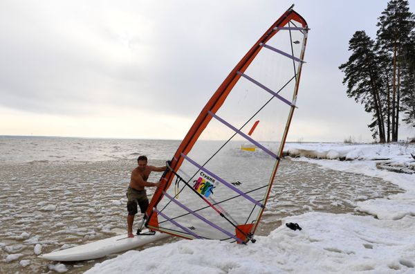 Russian-Style Windsurfing in Freezing Cold Siberia - Sputnik International