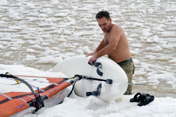 Russian-Style Windsurfing in Freezing Cold Siberia - Sputnik International