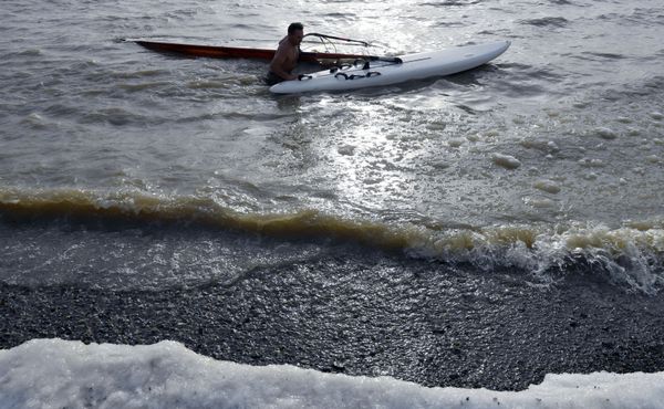 Russian-Style Windsurfing in Freezing Cold Siberia - Sputnik International