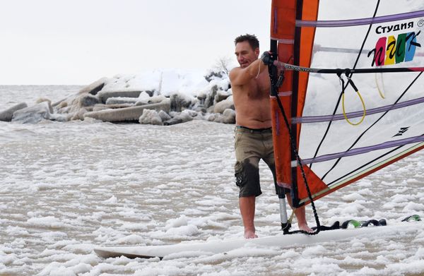 Russian-Style Windsurfing in Freezing Cold Siberia - Sputnik International