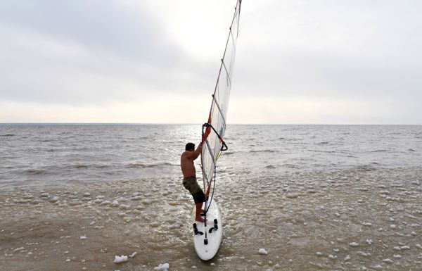 Russian-Style Windsurfing in Freezing Cold Siberia - Sputnik International