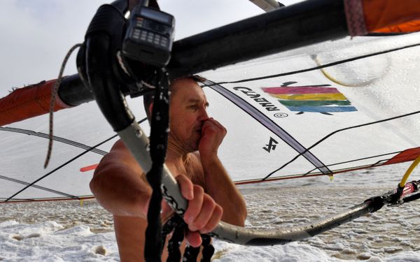 Russian-Style Windsurfing in Freezing Cold Siberia - Sputnik International