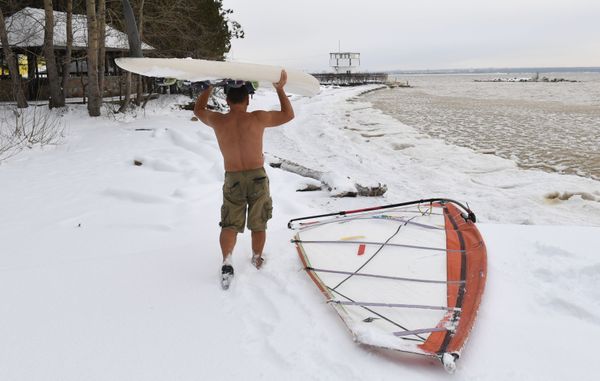 Russian-Style Windsurfing in Freezing Cold Siberia - Sputnik International