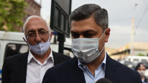 Former Armenian National Security Service Director Artur Vanetsyan, right, talk to the media - Sputnik International
