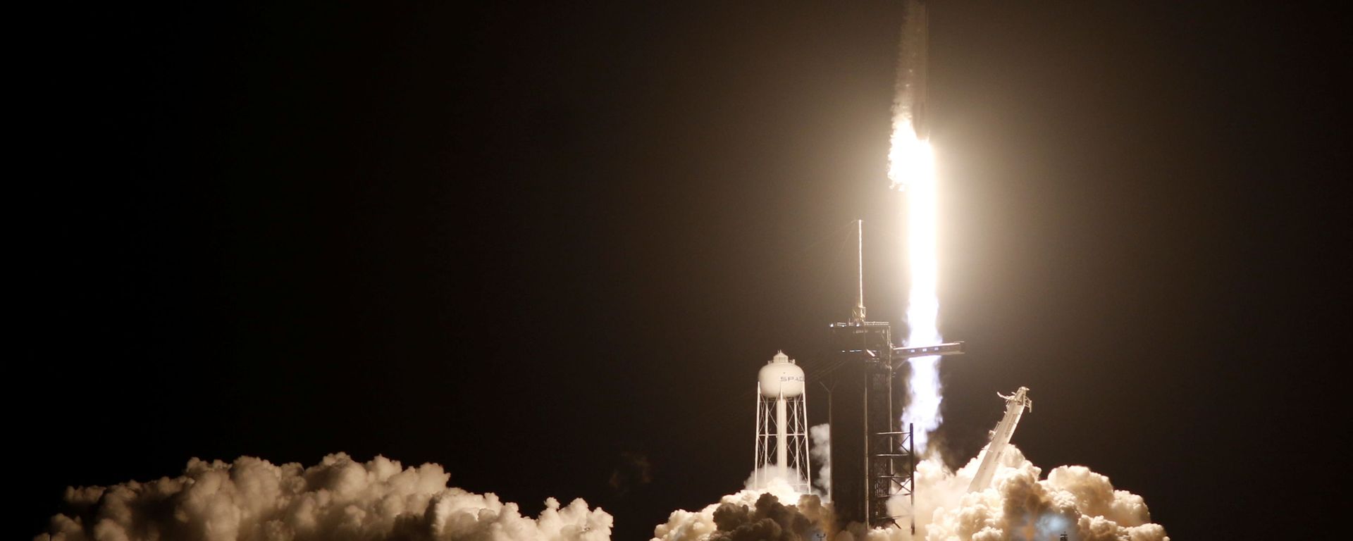 A SpaceX Falcon 9 rocket, with the Crew Dragon capsule, is launched carrying four astronauts on the first operational NASA commercial crew mission at  Kennedy Space Center in Cape Canaveral, Florida, U.S. November 15, 2020. - Sputnik International, 1920, 16.11.2020