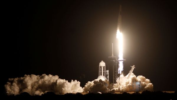 A SpaceX Falcon 9 rocket, with the Crew Dragon capsule, is launched carrying four astronauts on the first operational NASA commercial crew mission at  Kennedy Space Center in Cape Canaveral, Florida, U.S. November 15, 2020. - Sputnik International