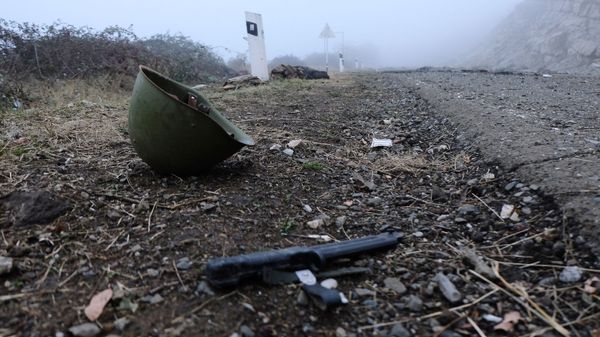 Helmet on the side of the road in Nagorno-Karabakh - Sputnik International