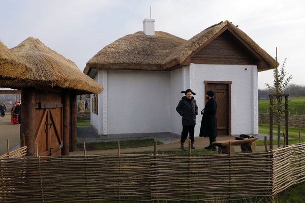 Two men speaking as they attend the opening of the Slobozhanschina ethno village in the Belgorod Region. Two men speaking as they attend the opening of the Slobozhanschina ethno village in the Belgorod Region. - Sputnik International