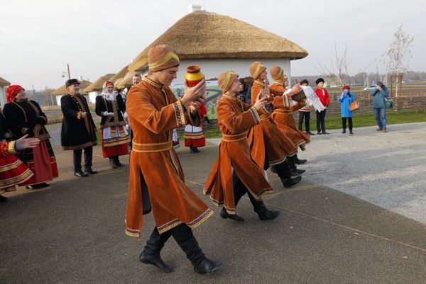 Young men perform during the opening of the Slobozhanschina historical and cultural complex in the Belgorod Region. Young men perform during the opening of the Slobozhanschina historical and cultural complex in the Belgorod Region. - Sputnik International