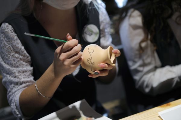 A woman paints on a jug during a master class at the Slobozhanschina historical and cultural complex in the Belgorod Region. A woman paints on a jug during a master class at the Slobozhanschina historical and cultural complex in the Belgorod Region. - Sputnik International