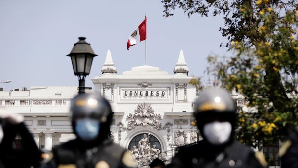 Police stand guard outside the Congress building after Peru's interim President Manuel Merino announced his resignation, in Lima, Peru November 15, 2020. - Sputnik International