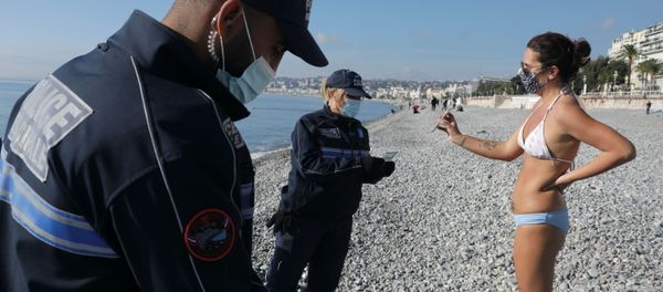 Municipal police officers conduct a control to check certificates and identity on the beach of the Promenade des Anglais during the second national lockdown as part of the measures to fight a second wave of the coronavirus disease (COVID-19) in Nice, France, November 13, 2020 - Sputnik International