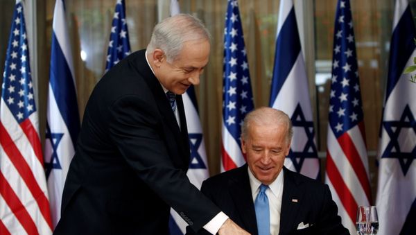 U.S. Vice President Biden prepares to sign the guest book at Netanyahu's residence in Jerusalem - Sputnik International