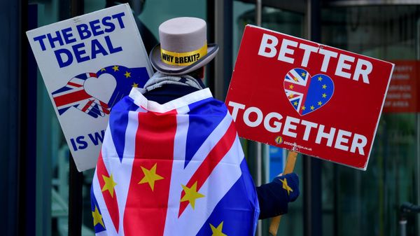Anti-Brexit protester Steve Bray demonstrates outside of the conference centre where Brexit trade deal negotiations are taking place in London, Britain November 9, 2020 - Sputnik International