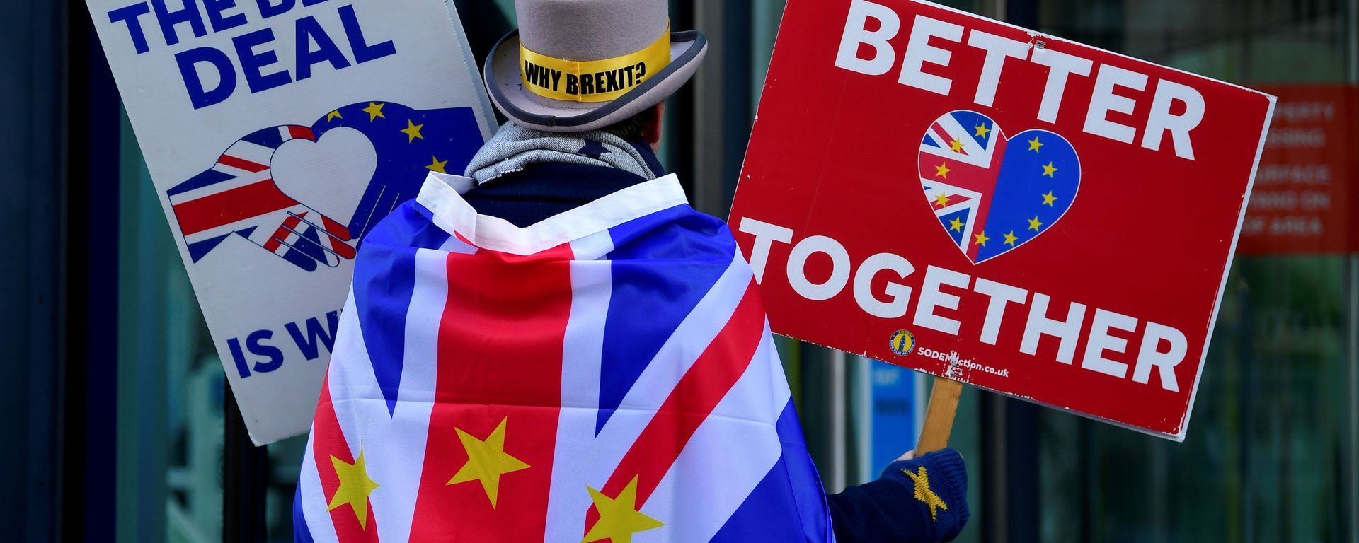 Anti-Brexit protester Steve Bray demonstrates outside of the conference centre where Brexit trade deal negotiations are taking place in London, Britain November 9, 2020 - Sputnik International, 1920, 26.11.2020