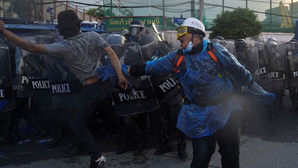 Demonstrators clash with riot police during an anti-government protest as lawmakers debate constitution change, outside the parliament in Bangkok, Thailand, 17 November 2020. Demonstrators clash with riot police during an anti-government protest as lawmakers debate constitution change, outside the parliament in Bangkok, Thailand, 17 November 2020. - Sputnik International