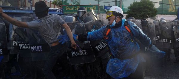 Demonstrators clash with riot police during an anti-government protest as lawmakers debate  constitution change, outside the parliament in Bangkok, Thailand, 17 November 2020. - Sputnik International