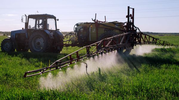 A tractor fertilizers winter cereals at a collective farm in the Teikovsky district of the Ivanovo region - Sputnik International