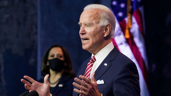 U.S. President-elect Joe Biden speaks about the U.S. economy as Vice President-elect Kamala Harris stands by following their briefing with economic advisers in Wilmington, Delaware, U.S., November 16, 2020. - Sputnik International