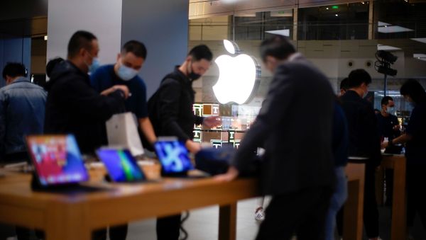 People look at Apple products at an Apple Store, as the coronavirus disease (COVID-19) outbreak continues in Shanghai China October 23, 2020. - Sputnik International