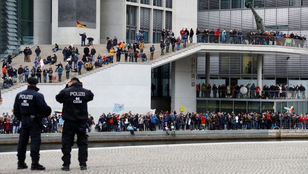 Demonstrators protest against the government's coronavirus disease (COVID-19) restrictions next to the Reichstag, the seat of Germany's lower house of parliament Bundestag, in Berlin, 18 November 2020.  - Sputnik International