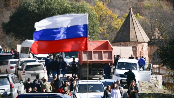 Russian flag waves near the Dadivank Armenian monastery, in the self-proclaimed Nagorno-Karabakh Republic - Sputnik International