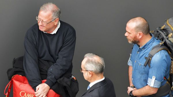 Spaniard Carlos Garcia Julia (L) awaits transport at Gaurulhos International Airport, in Sao Paulo, Brazil, to a plane to be extradited to Spain, on February 6, 2020.  - Sputnik International
