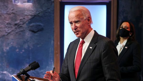 U.S. President-elect Joe Biden speaks to reporters as Vice President-elect Kamala Harris listens following an online meeting with members of the National Governors Association (NGA) executive committee in Wilmington, Delaware, U.S., November 19, 2020 - Sputnik International