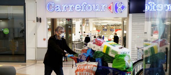 A customer pushes a shopping trolley past a Carrefour hypermaket in a shopping centre in Charenton-le-Pont near Paris during the outbreak of the coronavirus disease (COVID-19) in France, April 29, 2020. - Sputnik International