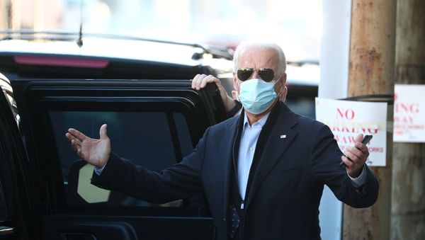 U.S. President-elect Joe Biden reacts to a journalist's question while exiting The Queen theatre following a virtual meeting with frontline healthcare workers in Wilmington, Delaware U.S. November 18, 2020. - Sputnik International