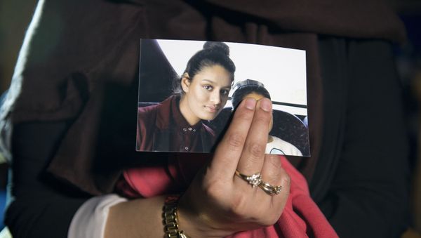 Renu, eldest sister of missing British girl Shamima Begum, holds a picture of her sister while being interviewed by the media in central London, on February 22, 2015. Britain debated Sunday how to stop teenage girls joining the Islamic State group in Syria after three high-achieving youngsters became the latest to run away from home. Close schoolfriends Kadiza Sultana, 17, and 15-year-olds Shamima Begum and Amira Abase left their east London homes on Tuesday and flew to Istanbul, raising concerns they would travel on to Syria to join IS jihadists.  - Sputnik International