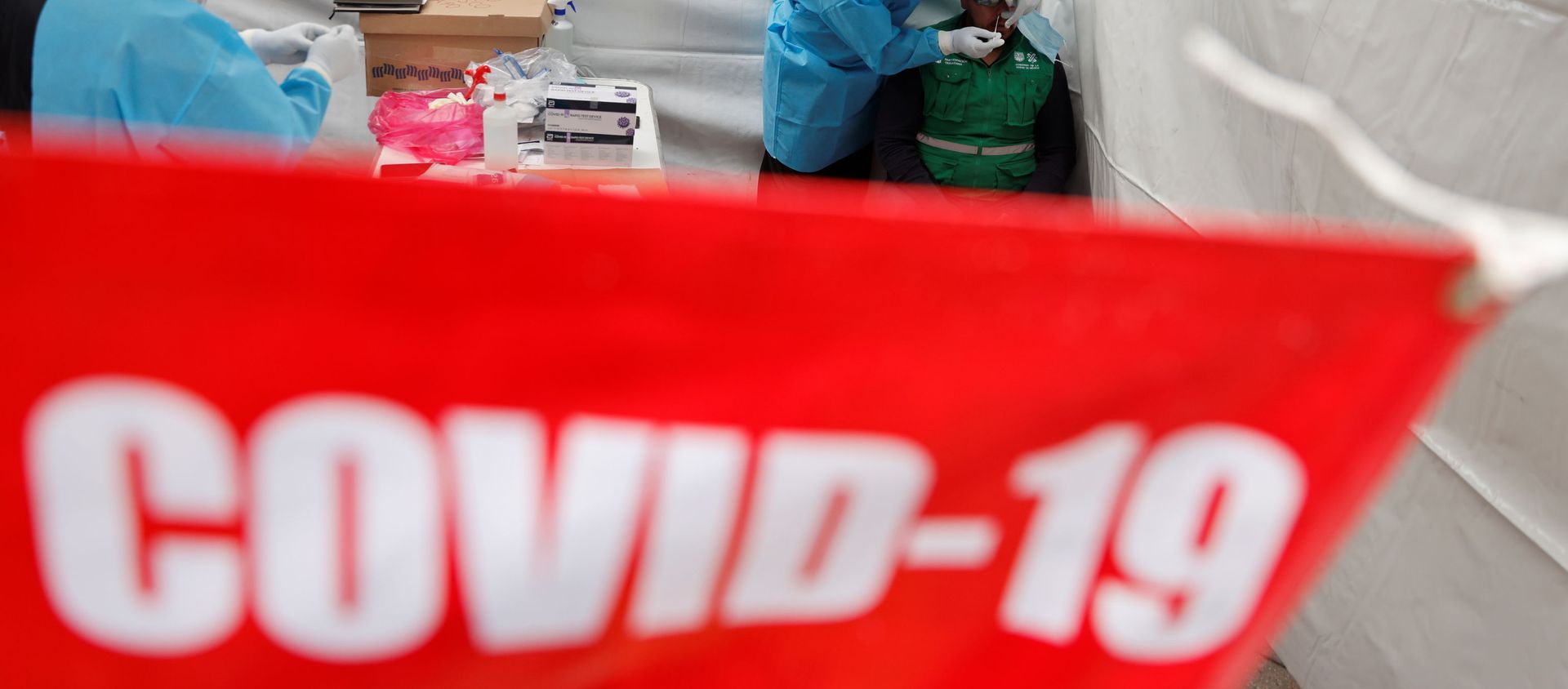 A healthcare worker wearing personal protective equipment (PPE) takes a swab sample from a man to be quick result tested for the coronavirus disease (COVID-19) in Mexico City, Mexico November 20, 2020 A healthcare worker wearing personal protective equipment (PPE) takes a swab sample from a man to be quick result tested for the coronavirus disease (COVID-19) in Mexico City, Mexico November 20, 2020 - Sputnik International, 1920, 23.11.2020