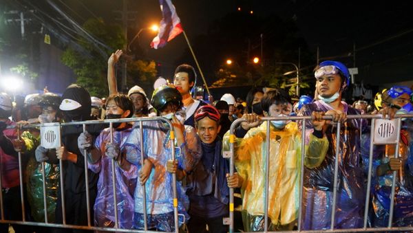 Demonstrators move barriers during an anti-government protest as lawmakers debate on constitution change, outside the parliament in Bangkok, Thailand, November 17, 2020.  - Sputnik International