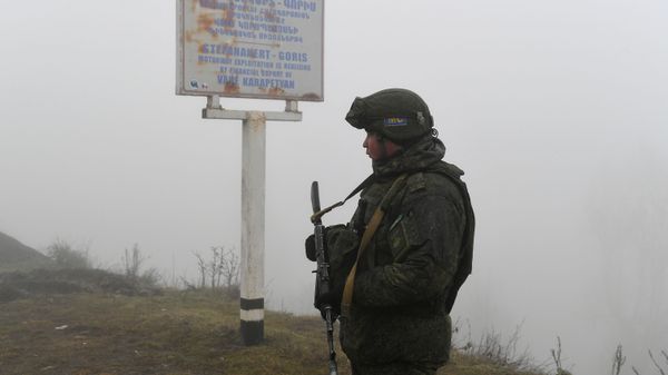 A Russian peackeeper in Lachin  - Sputnik International