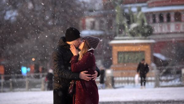 A pair is kissing in Red Square in Moscow - Sputnik International