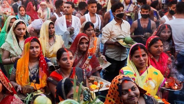 Hindu devotees worship the Sun God in an artificial pond during the religious festival of Chhath Puja, amid the spread of the coronavirus disease (COVID-19), in Mumbai, India, 20 November 2020.  - Sputnik International