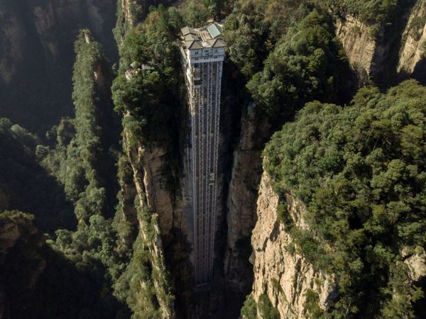 An aerial view of the Bailong Elevators in Zhangjiajie National Forest Park, China's Hunan province. - Sputnik International