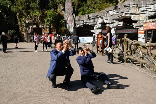 Tourists use their mobile phone to take pictures of the Bailong Elevator in Zhangjiajie National Forest Park, China's Hunan province.  - Sputnik International