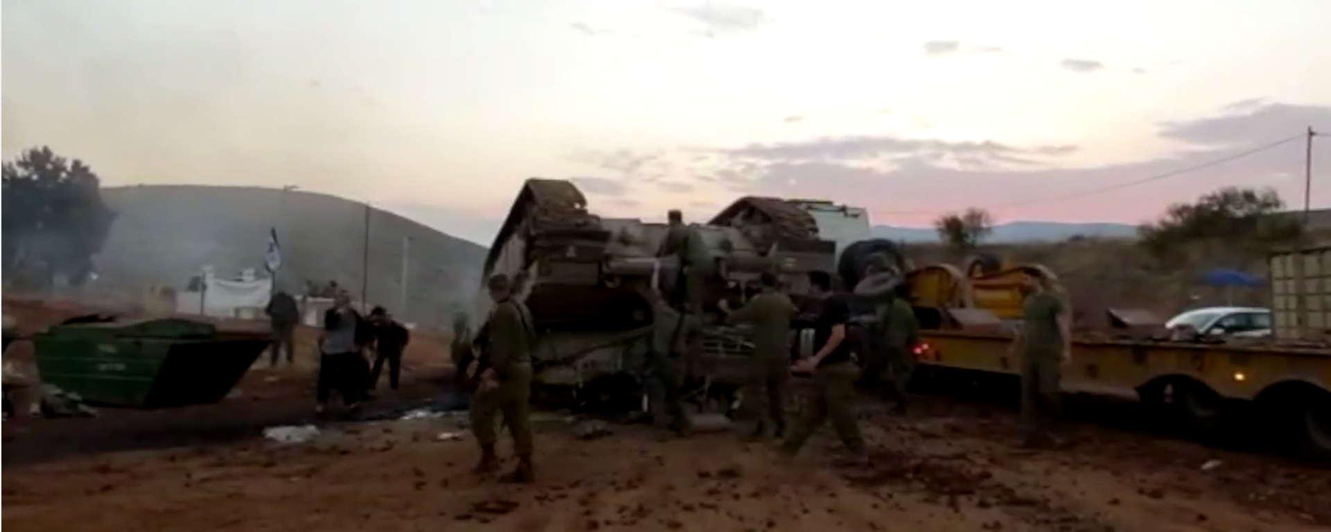 A screenshot from the social media video showing the Israeli Merkava tank flipped over the carrier, 22 November 2020 A screenshot from the social media video showing the Israeli Merkava tank flipped over the carrier, 22 November 2020 - Sputnik International, 1920, 23.11.2020