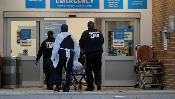 A patient arrives outside Maimonides Medical Center, as the spread of the coronavirus disease (COVID-19) continues, in Brooklyn, New York, U.S., November 17, 2020. - Sputnik International