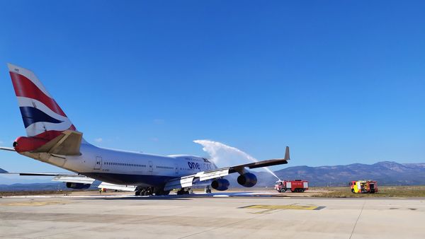 Firefighters at Spain's Castellón airport extinguish a fire aboard ex-British Airways Boeing 747 that was brought there for scrappage - Sputnik International