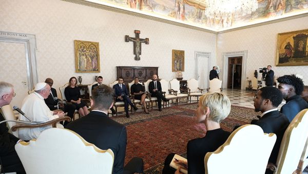 Pope Francis meets a delegation of five NBA players, including Jonathan Isaac and Sterling Brown and officials from the National Basketball Players Association at the Vatican November 23, 2020. Vatican Media/Handout via REUTERS THIS IMAGE HAS BEEN SUPPLIED BY A THIRD PARTY. - Sputnik International